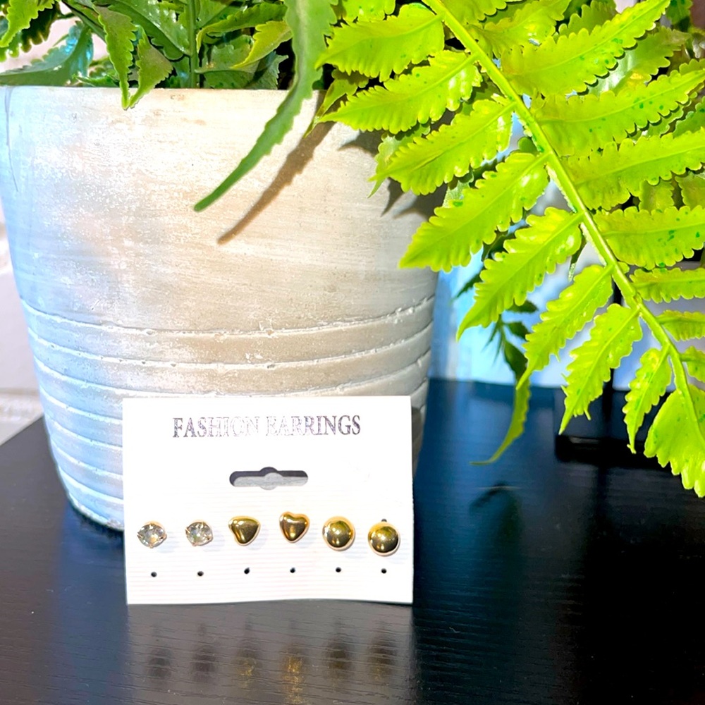 Simple stud earrings
